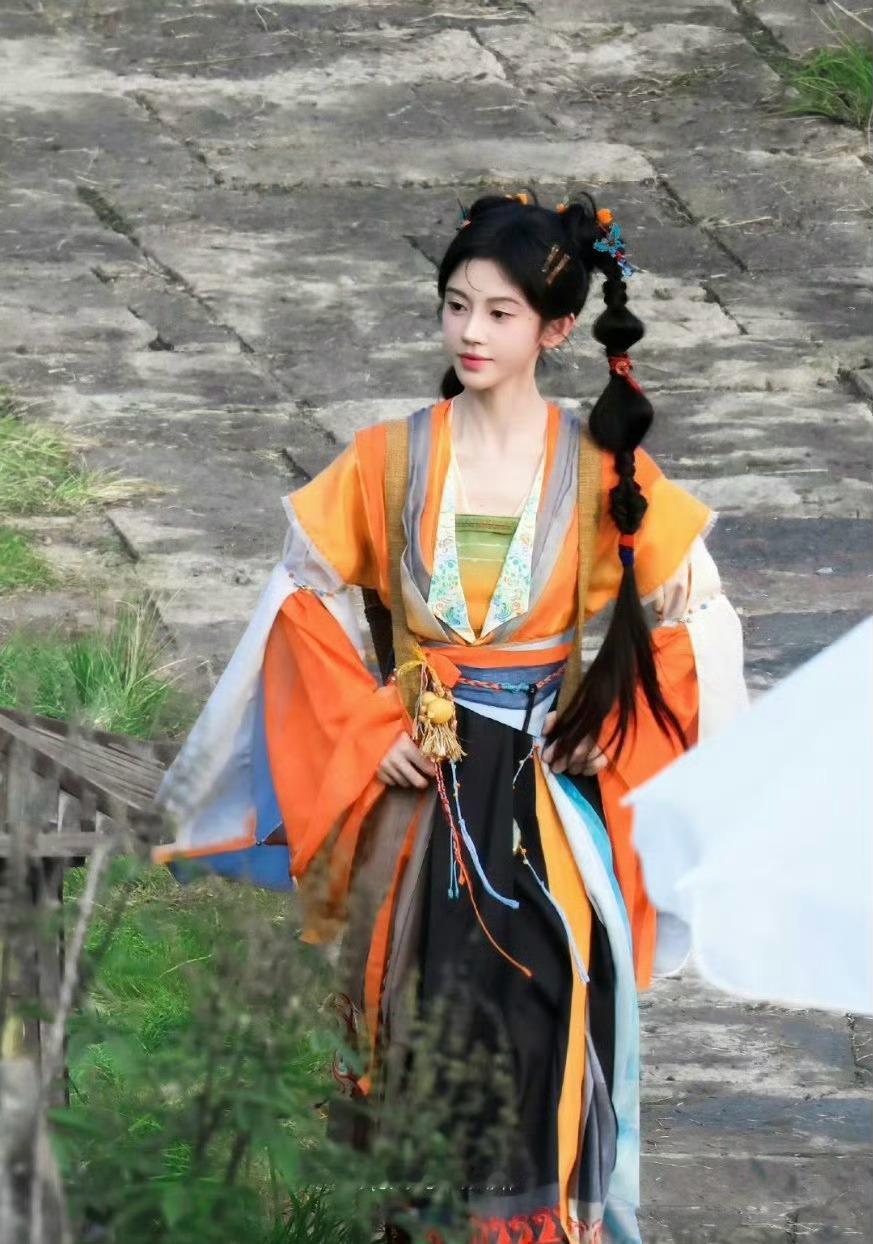 感觉鞠婧祎在剧里变的是服装，不变的是妆容！[捂脸哭][捂脸哭][捂脸哭]鞠婧祎来战橘色