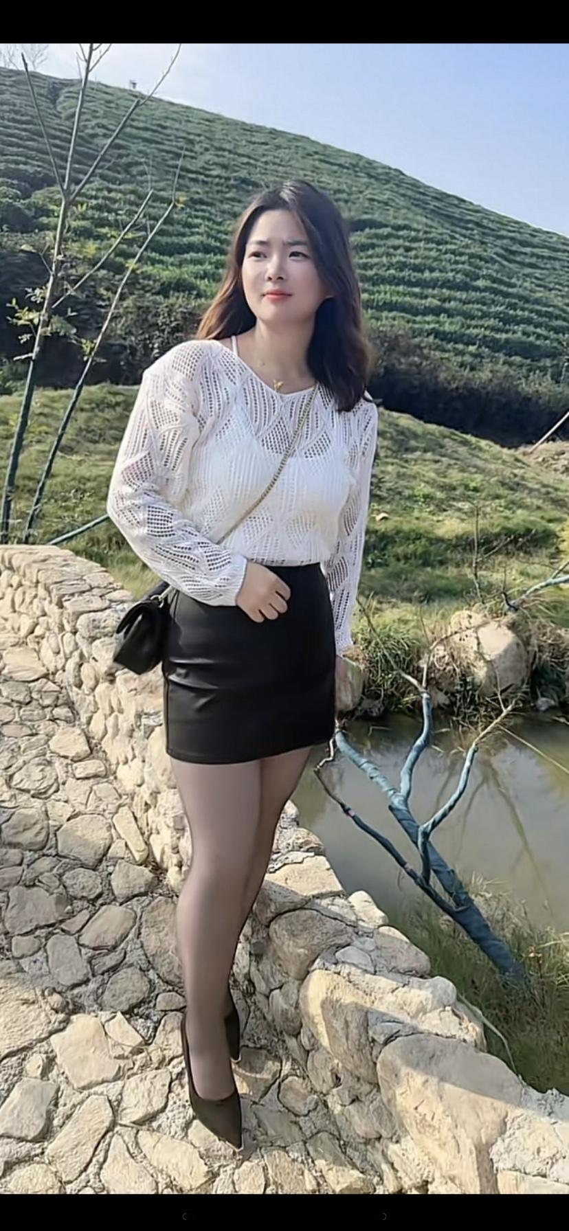 在绿意盎然的山间，优雅白裙与黑裙的碰撞，自然与时尚的完美融合。