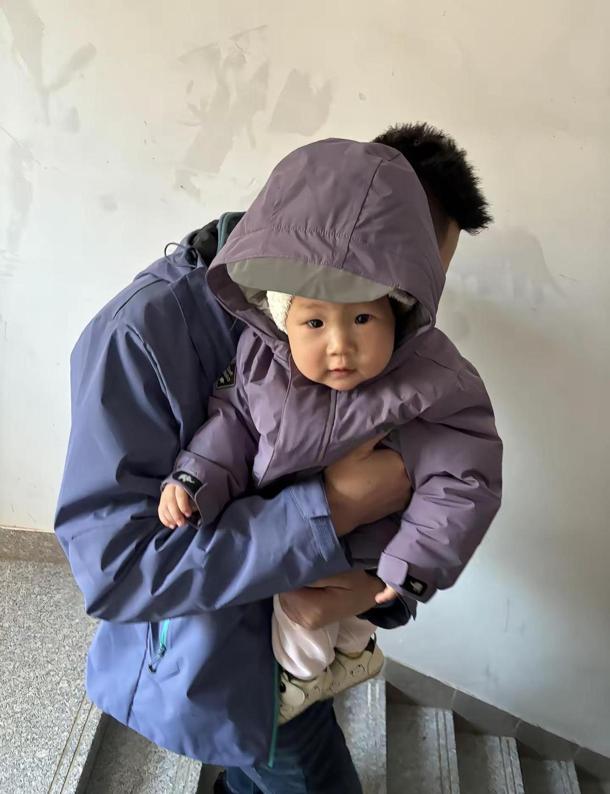 你的孩子快1岁，你半夜掀开衣服时指尖发凉，因为医生那句“分开睡”像刀扎进胸口。