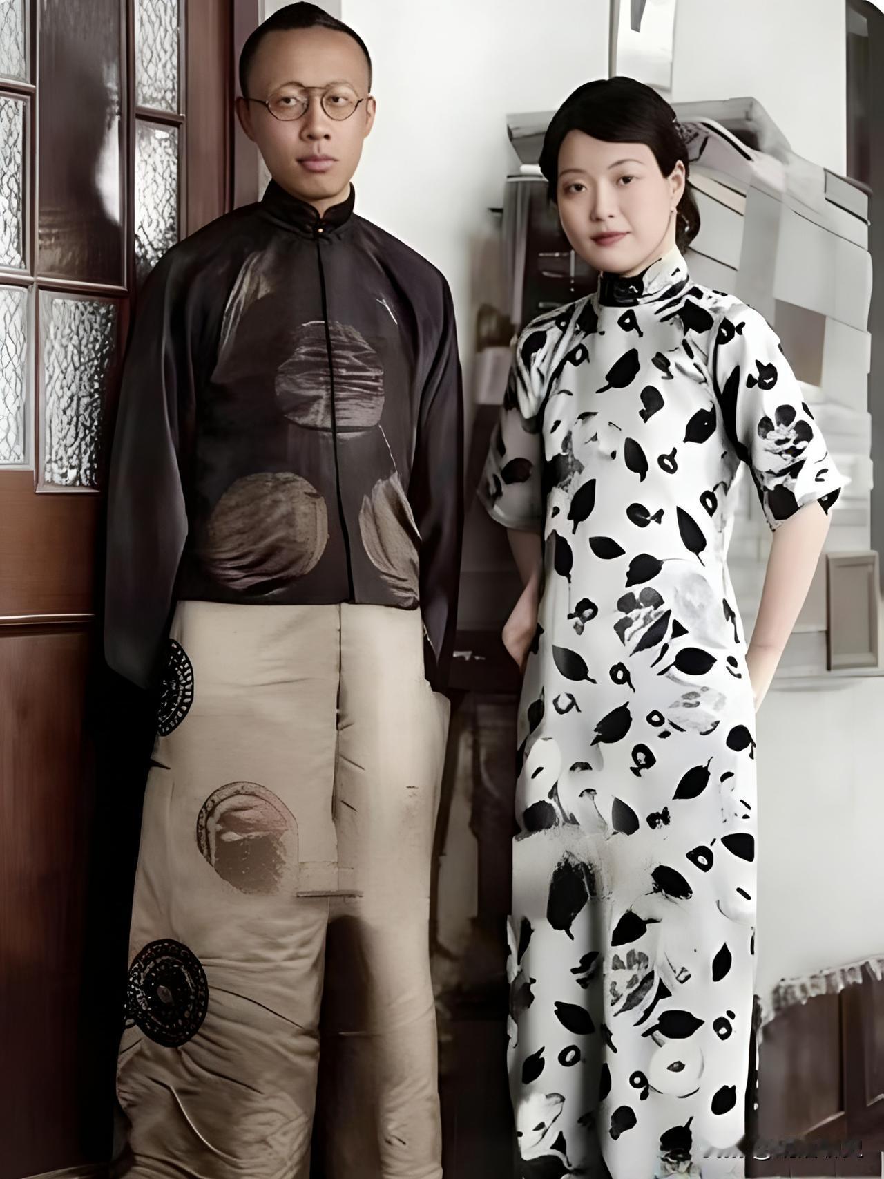 21岁的溥仪与19岁的婉容在天津府邸留下的一张照片。可以看到，两人服饰以及发型