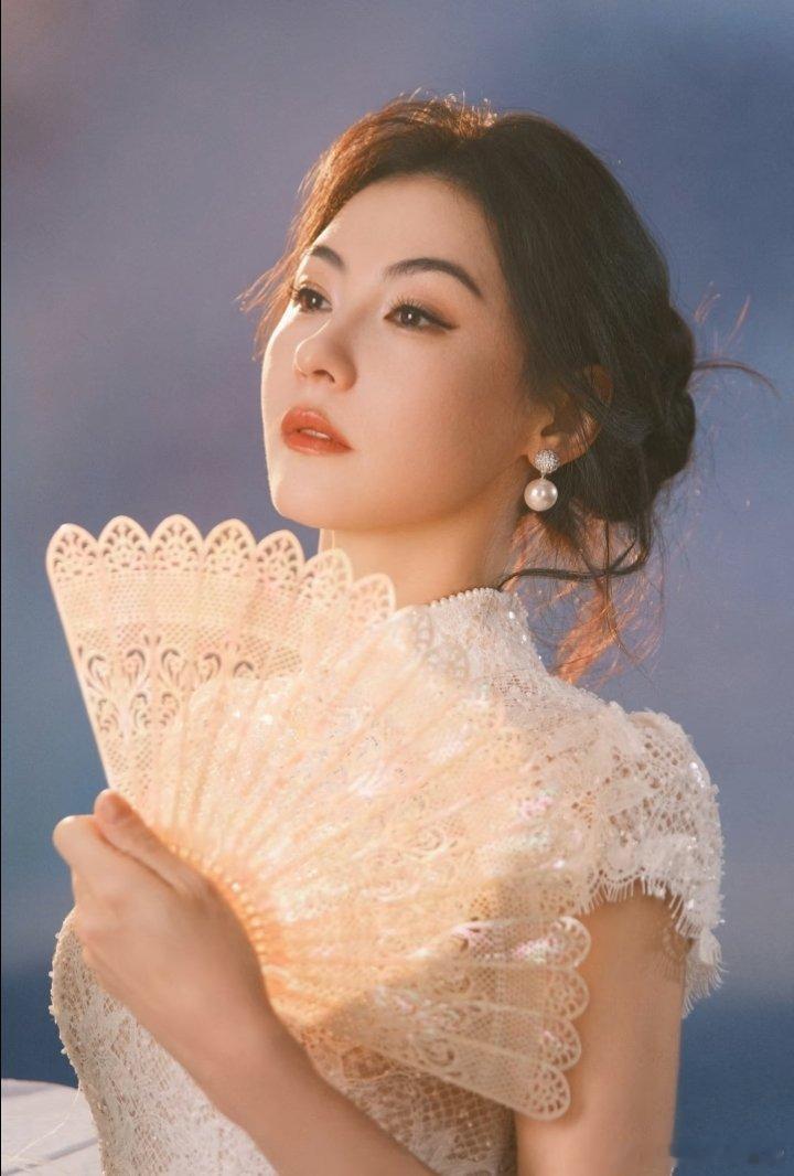 张柏芝Lucas都长大了衣服还能穿这件衣服买的时候Lucas还没出生，如今儿子
