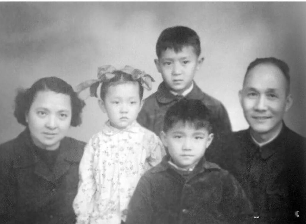 1958年黄火青、马新夫妇与子女黄赛蒙、黄卫津、黄蓓蓓（易宁）在天津的合影，是黄