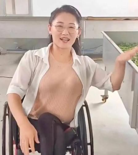 山东一名靠爬行维持生活的女子，在24岁时嫁给了一个46岁的单身男人，婚后，她不听