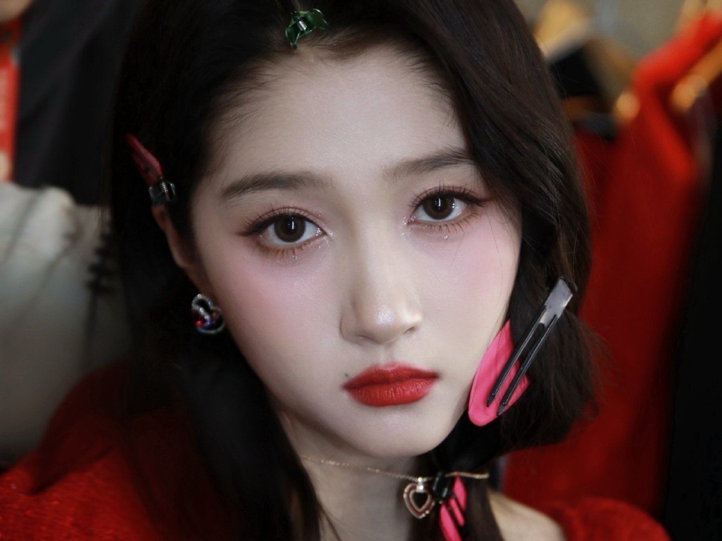 关晓彤｜正红抹胸短裙❤️明艳大气的红色礼服造型