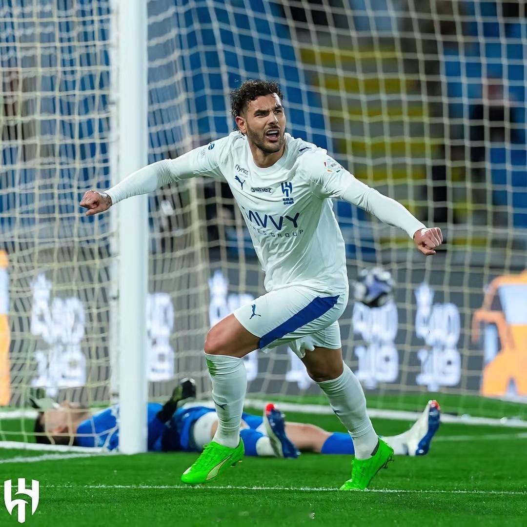 特奥在沙特联赛也是属于降维打击了，在最近的一场利雅得新月的比赛当中，他又梅开二度