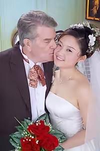 凤凰卫视记者隗静的跨国婚姻困扰凤凰卫视记者隗静：嫁大30岁美军少将，不满丈