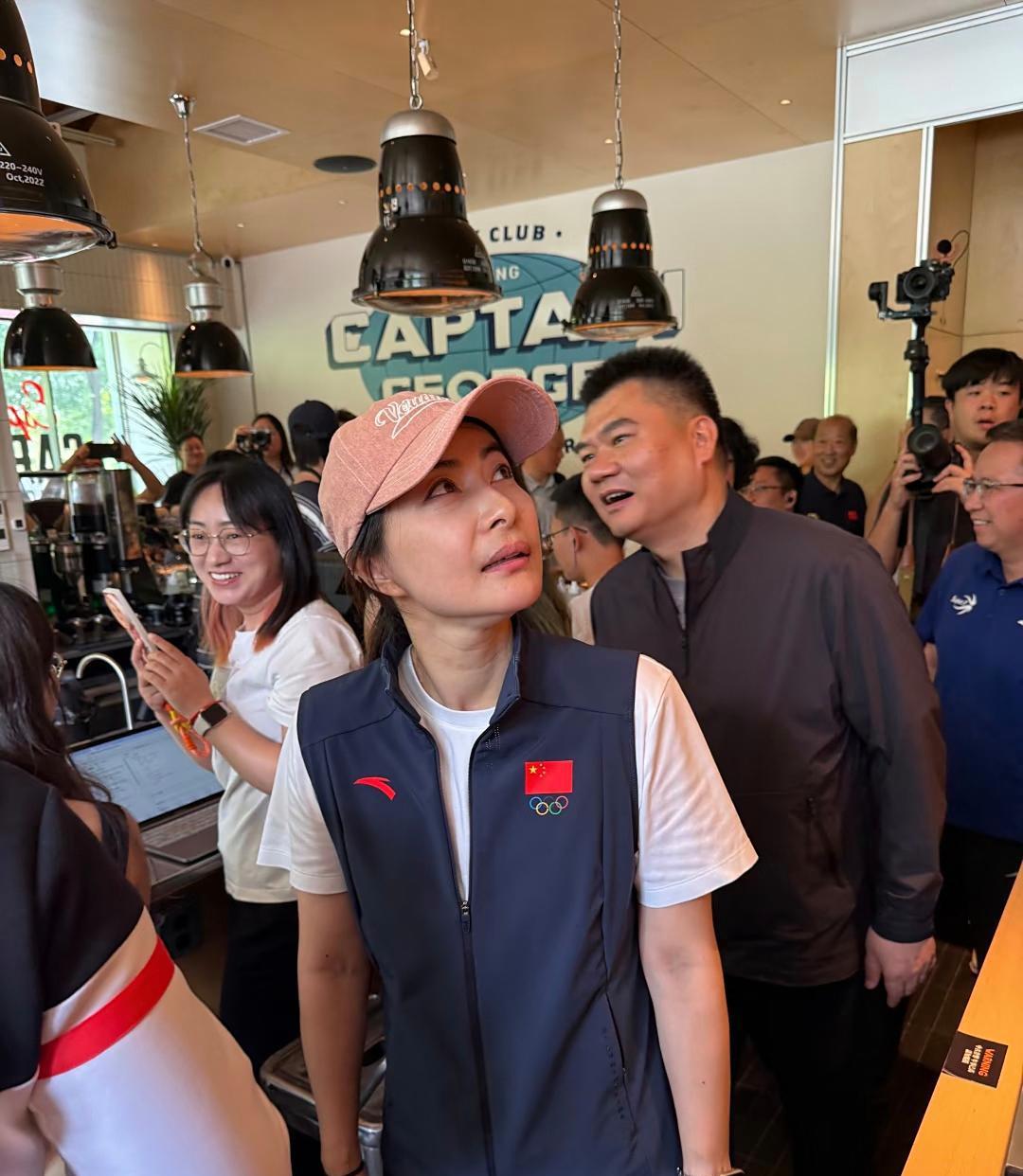 43岁郭晶晶在贵阳一家咖啡店被偶遇，她的状态真好，化着淡妆，气质出众，比一些女明