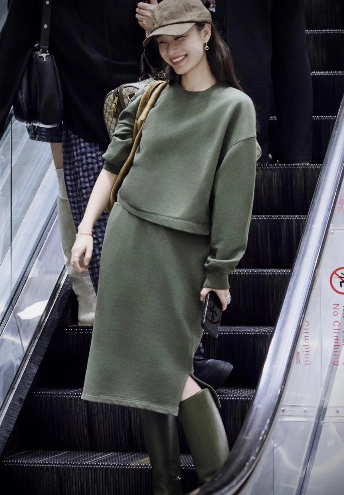 倪妮机场绿衬衫+牛仔裤好明媚啊！显白又高级，开春照着穿太好看。刷到一组倪妮旧