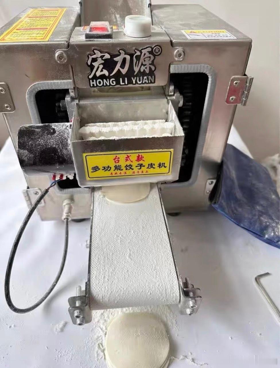 美食综艺厨师用机器擀饺子皮遭质疑百厨大战传统水饺讲究手工手感，机械化标准化创新，