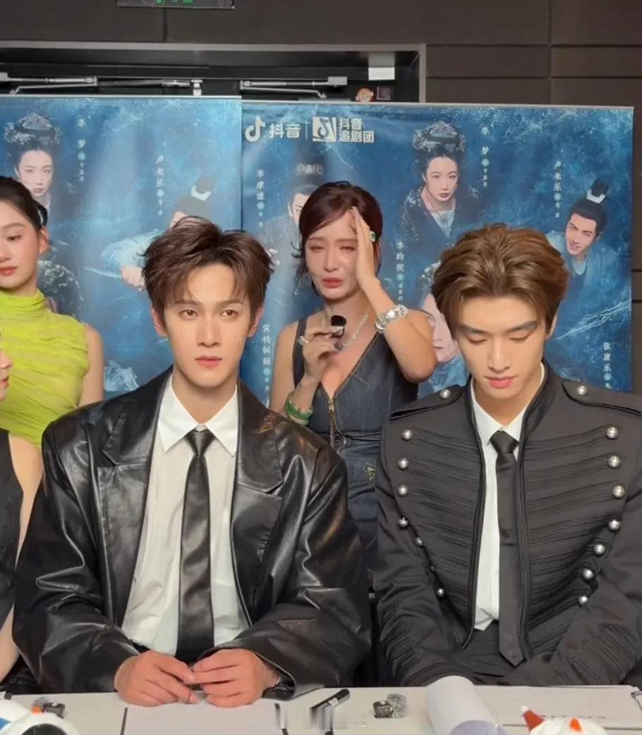 张萌泪洒直播间，新剧真的扑街了