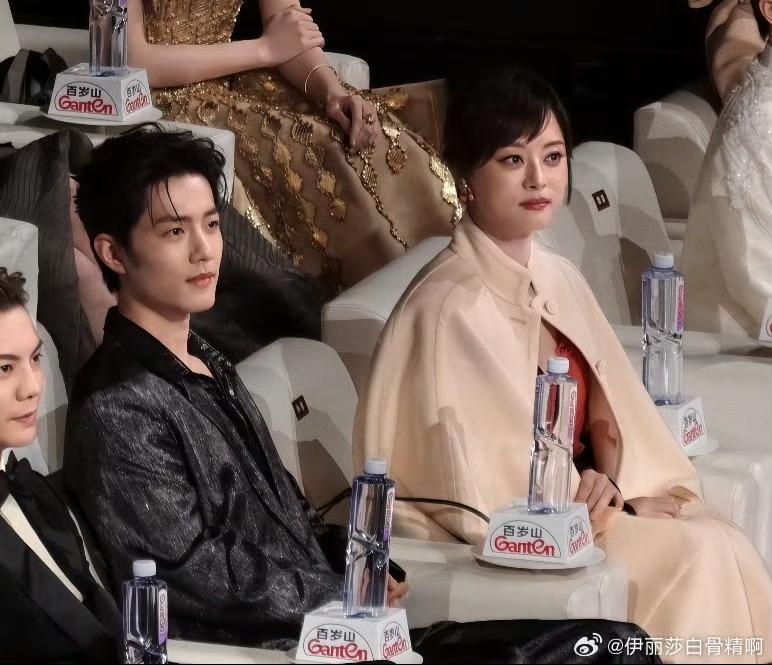 谁懂啊！盛典现场直接封神，郑晓龙导演左拥肖战、右抱孙俪，活脱脱一副“儿女双全”的