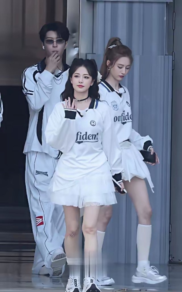 白鹿身高165，今年31岁，虽然没有其他女明星那么高挑，但她的皮肤超白，柳叶眉，