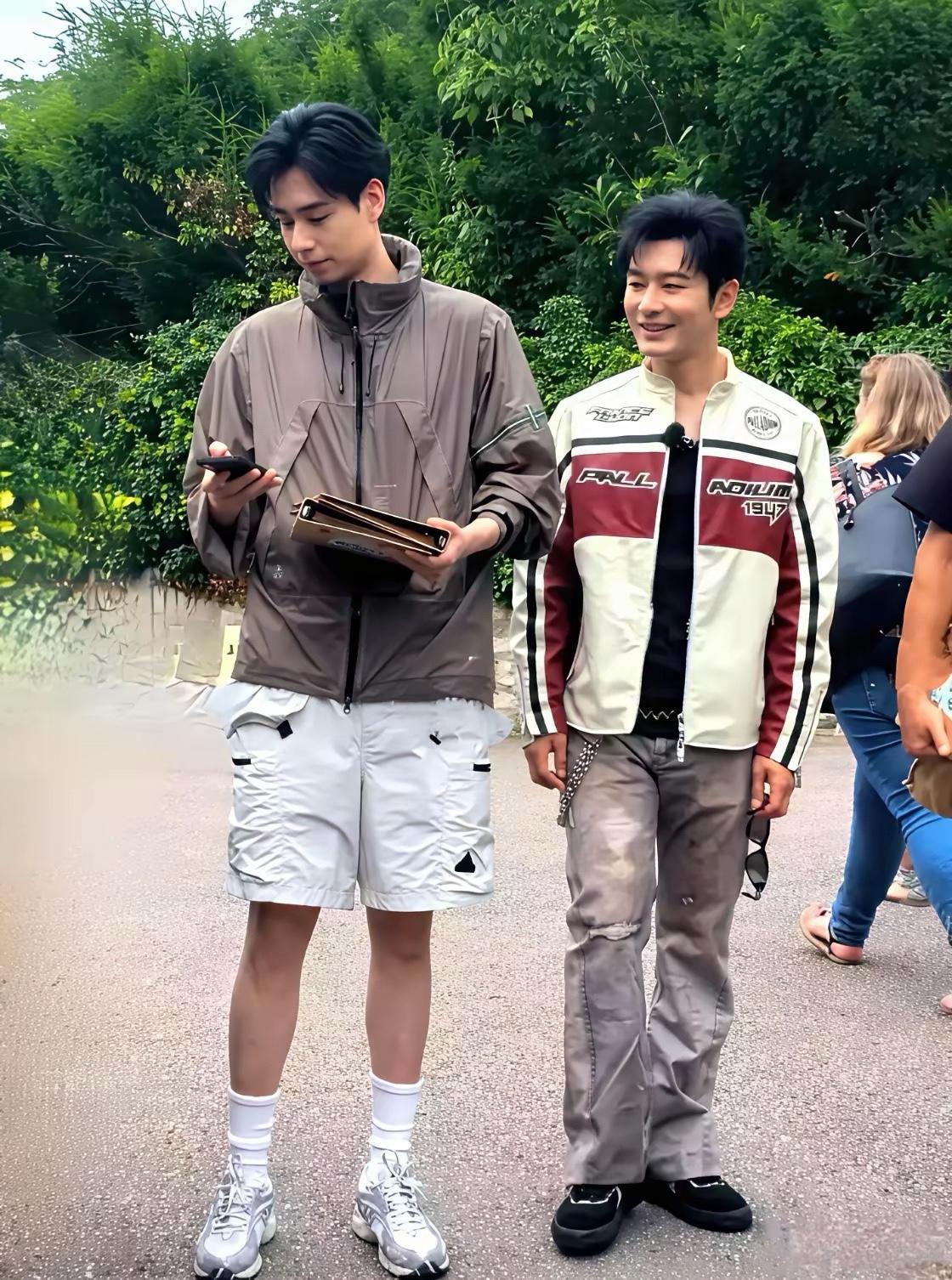 黄晓明与胡一天的同框旧照，两大帅哥走着悠闲的步伐，聊的是那么的开心。2024