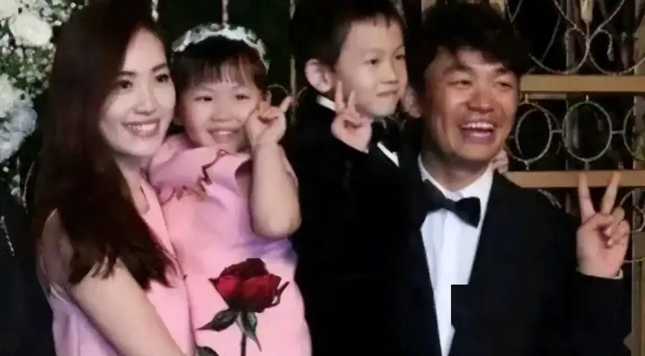 王宝强儿子终于长大，近照曝光后全网震惊：谁是生父，一目了然！王宝强从草根到影