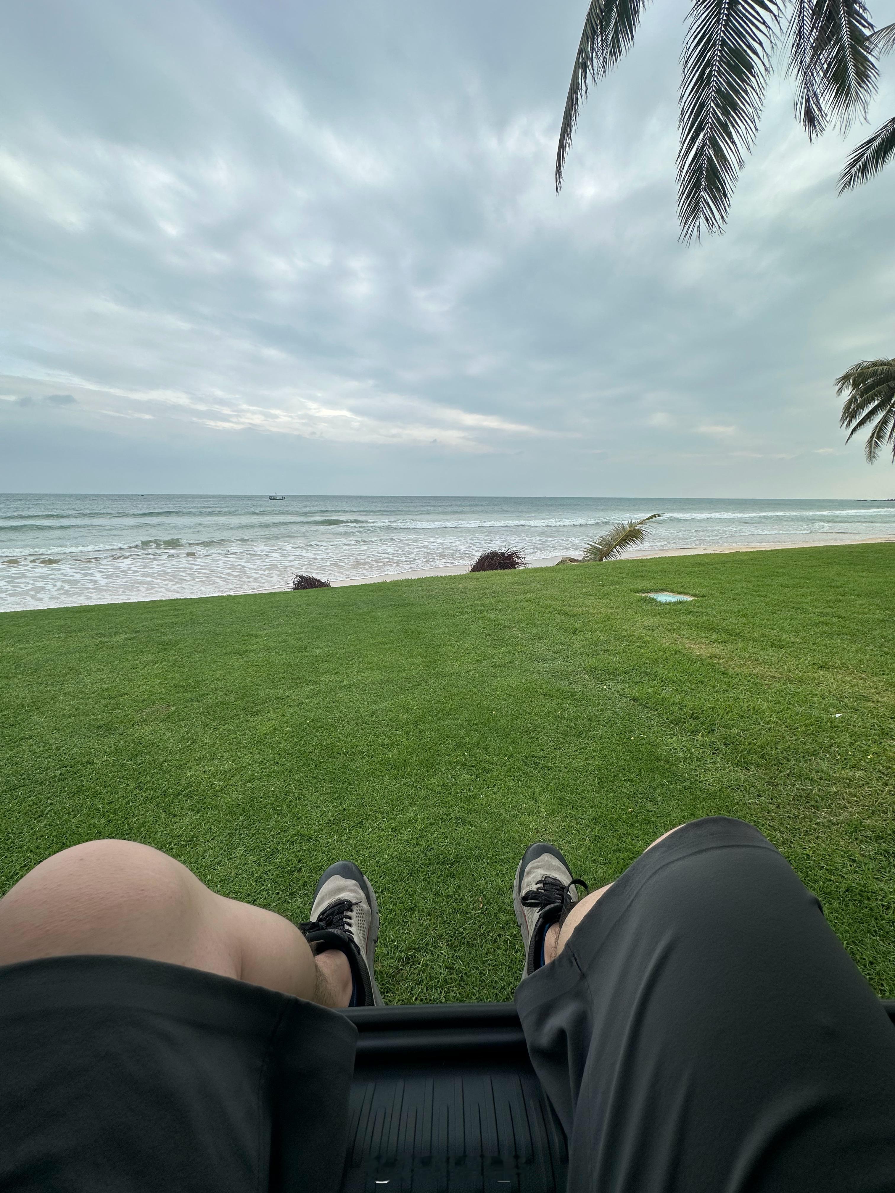 那天在海边，拍完，给自己找了个地方坐了会~一个电后驱的增程，后备箱还有大深坑，依