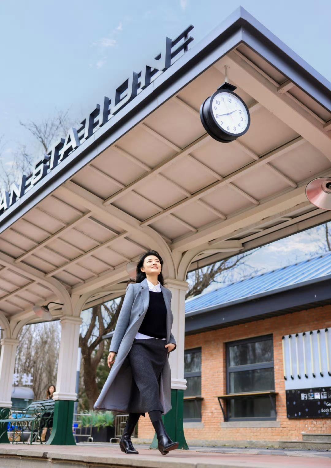 周涛街拍，好飒！大衣+衬衫+半身裙+短靴，轻松穿出中年女人的时尚优雅气质，飒飒地