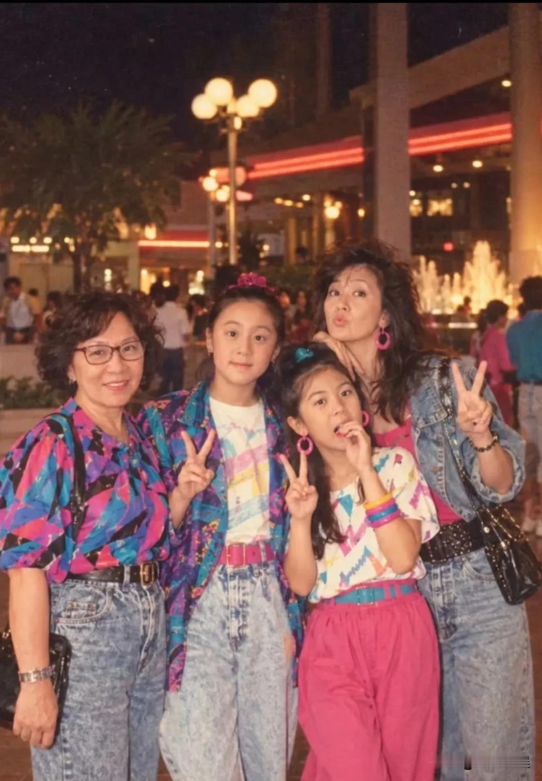 贾静雯和修杰楷的两个女儿近照，波妞女大十八变啊，在她身上，终于看到了贾静雯的美貌