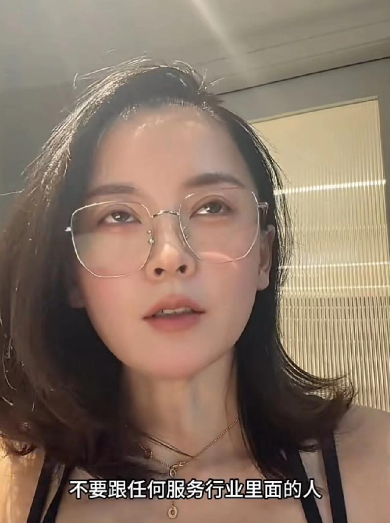 上海，美女发视频吐槽:不要跟任何服装行业的人走的太近，包括技师、快递员、外卖员…