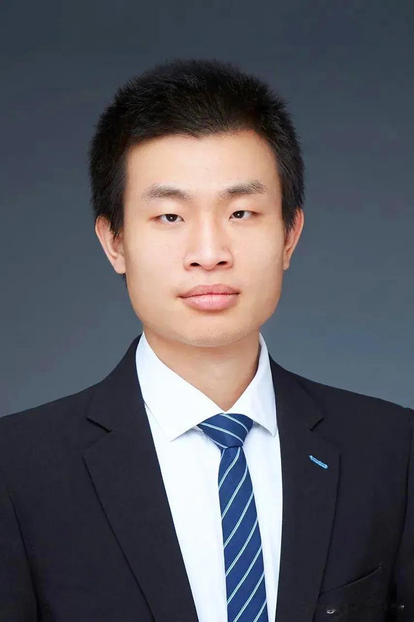 北大的韦东奕真的是青年教师的榜样。最近，由北大助理教授韦东奕提出的一则数学不等式