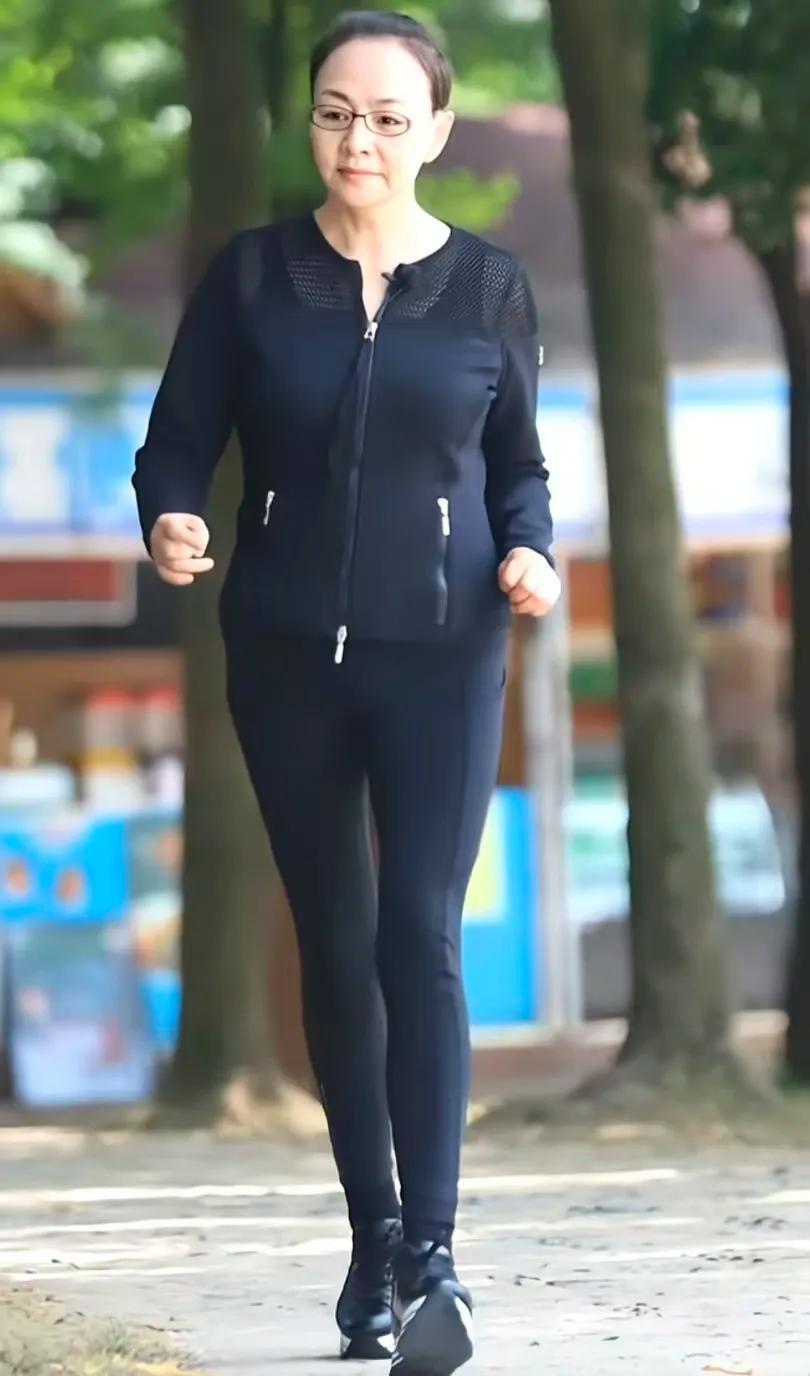 宋丹丹说，我允许子女啃老我把他带到这个世界，他要啃我，我为什么不让？啃我可以，但