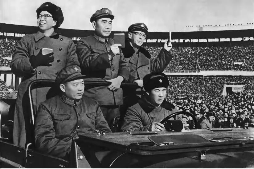 1966年，周恩来总理于北京工人体育馆接见全国青年代表。难得一见，无比珍贵，一张