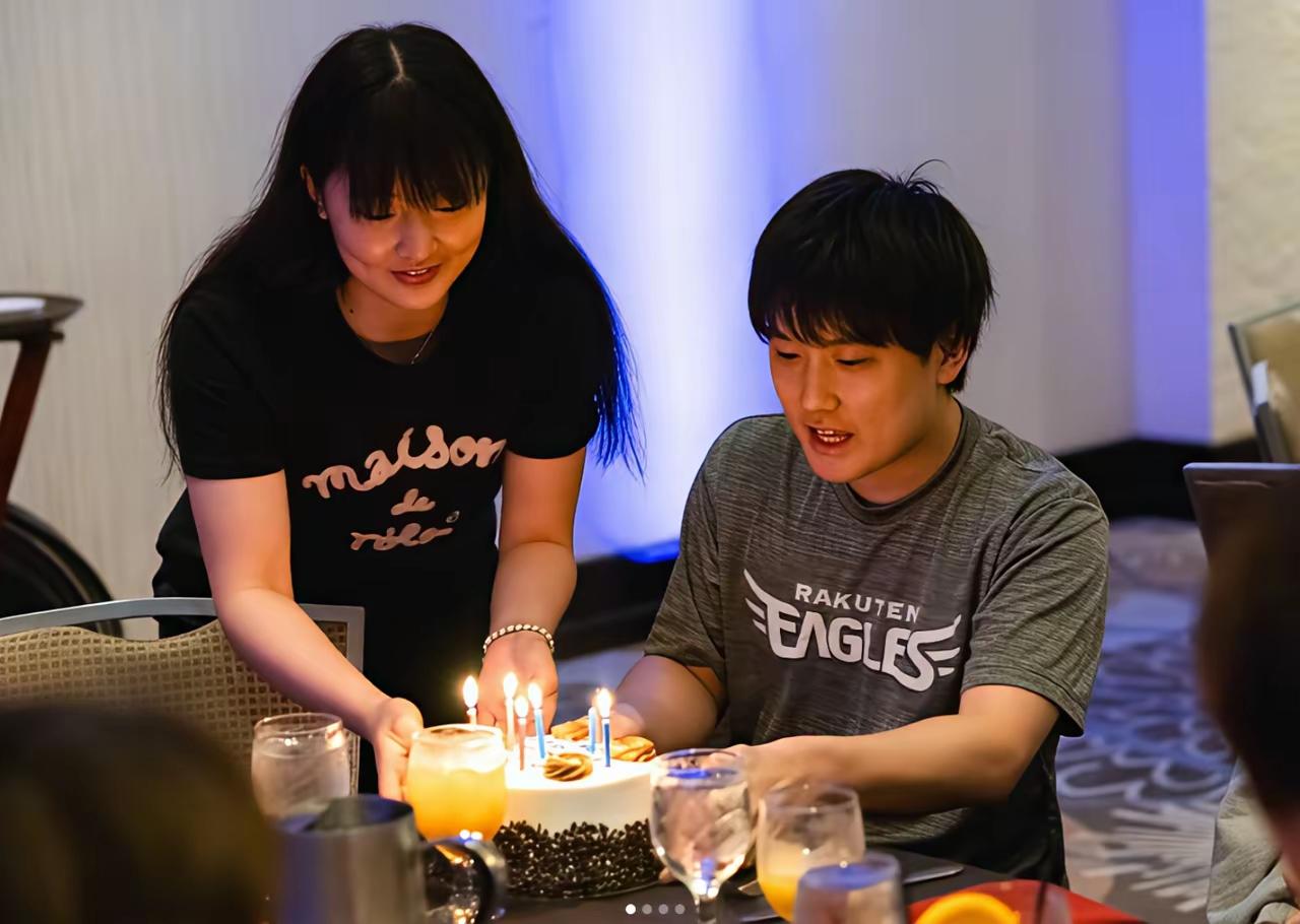 6月27日张本智和23岁生日妹妹美和陪伴在身边和队友一起为他祝福生日快乐。他