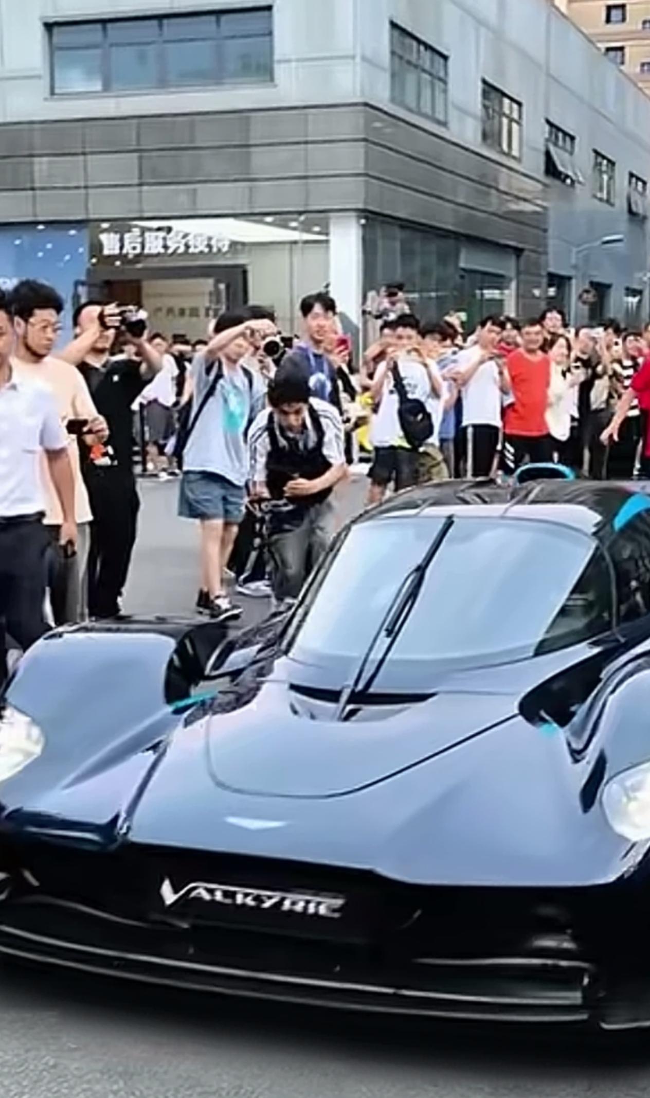 成都街头惊现天价阿斯顿马丁女武神，爱车一族夹道围观，车迷跟着豪车后面跑……