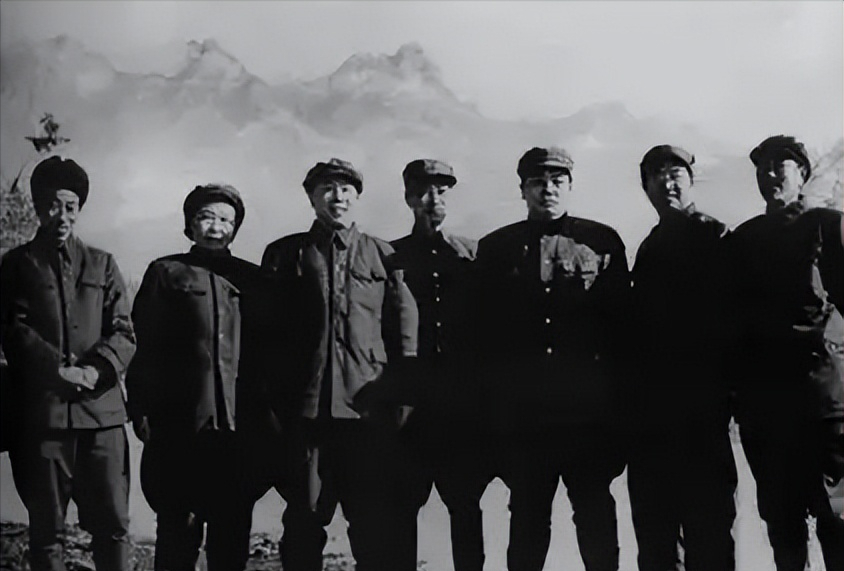 1951年初，金日成十分固执的要求志愿军南下继续追击美军，彭老总等人多次劝说无果
