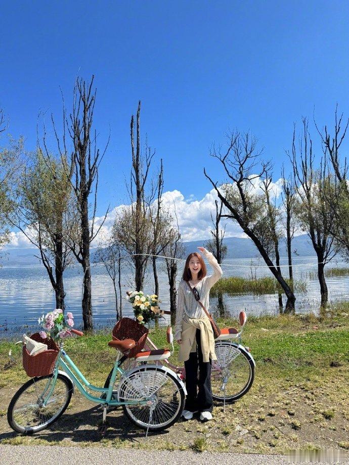 宋伊人出发去看海风景美如画，景美人更美，出游看海愉快的心情隔着屏幕都感受到啦！玩