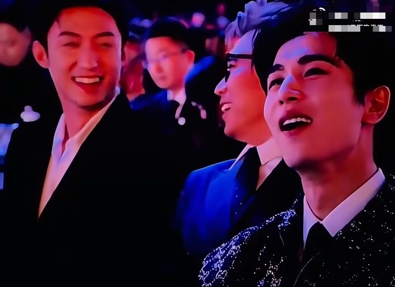 黄景瑜张凌赫你俩说啥呢李乃文：你俩礼貌吗？话筒就差塞我怀里哦么么黄景瑜张凌赫你俩