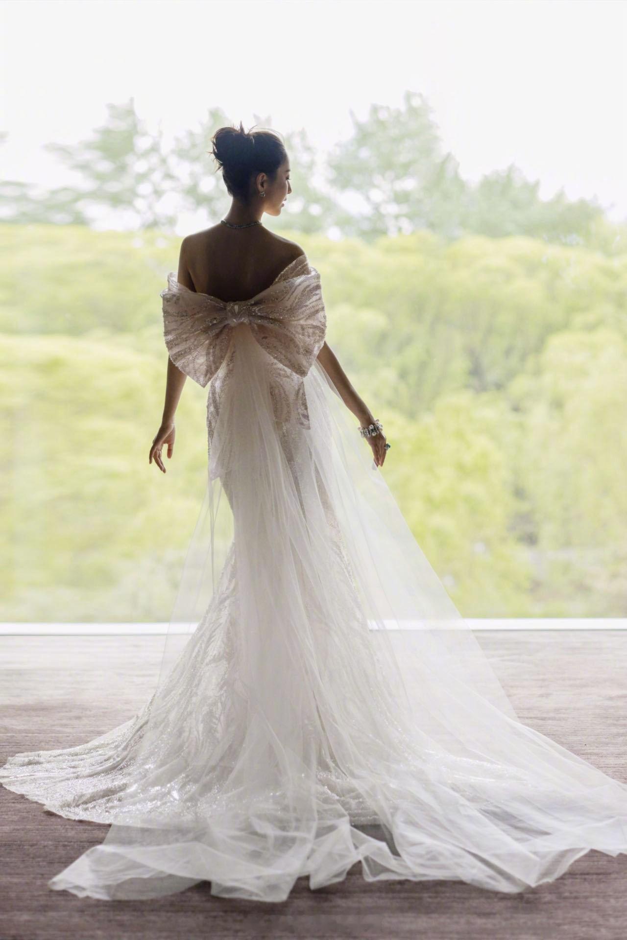 佟丽娅背了蝴蝶结翅膀