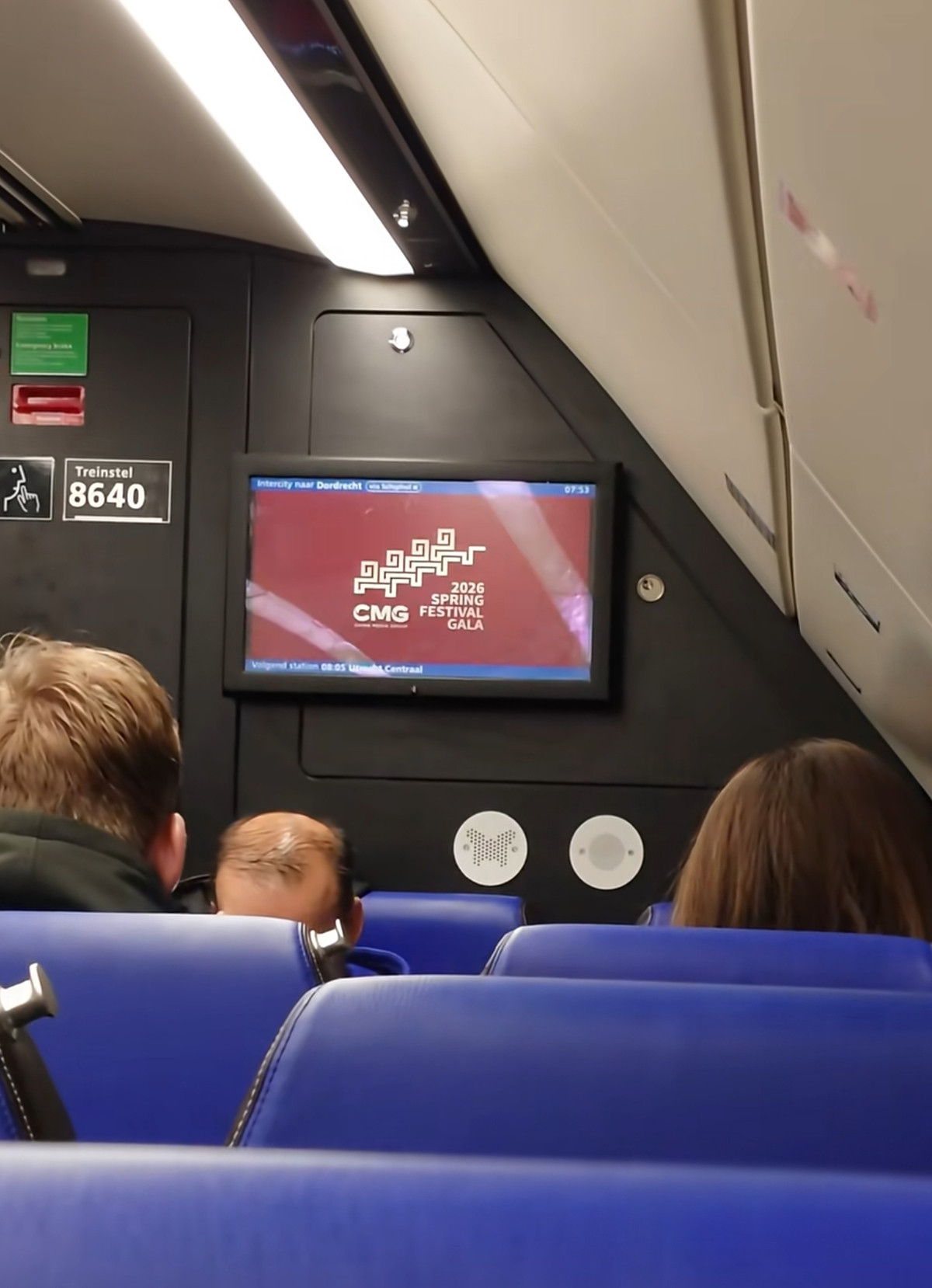 荷兰火车高频循环播放春晚宣传片，中国留学生称‘亲切’，春晚官方回应全球传播