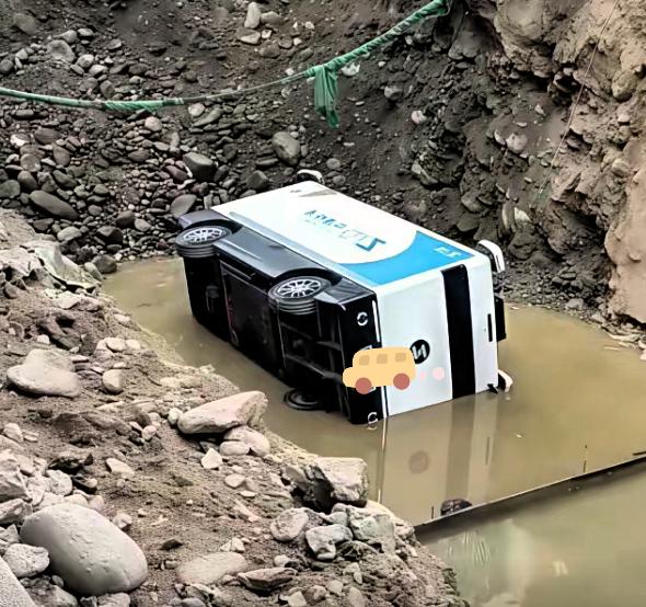 笑不活了，无人快递车掉泥沟狂喊“救救我”，这小车也太萌了吧，搞不定直接求助，
