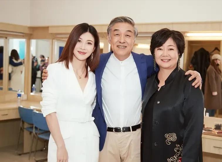 最近看到李建义老师搂着李云龙两个老婆的画面，还挺有意思。《亮剑》可是经典中的经典