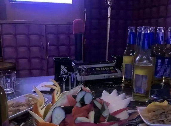 重庆，陈某在歌厅邂逅女大学生苏某，两人迅速恋爱。陈某每月给苏某8000元，还额外