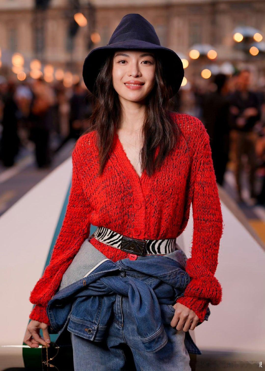 钟楚曦LV大秀开场造型明媚得像从法式电影里走出来的女主，就这样闪耀巴黎中​