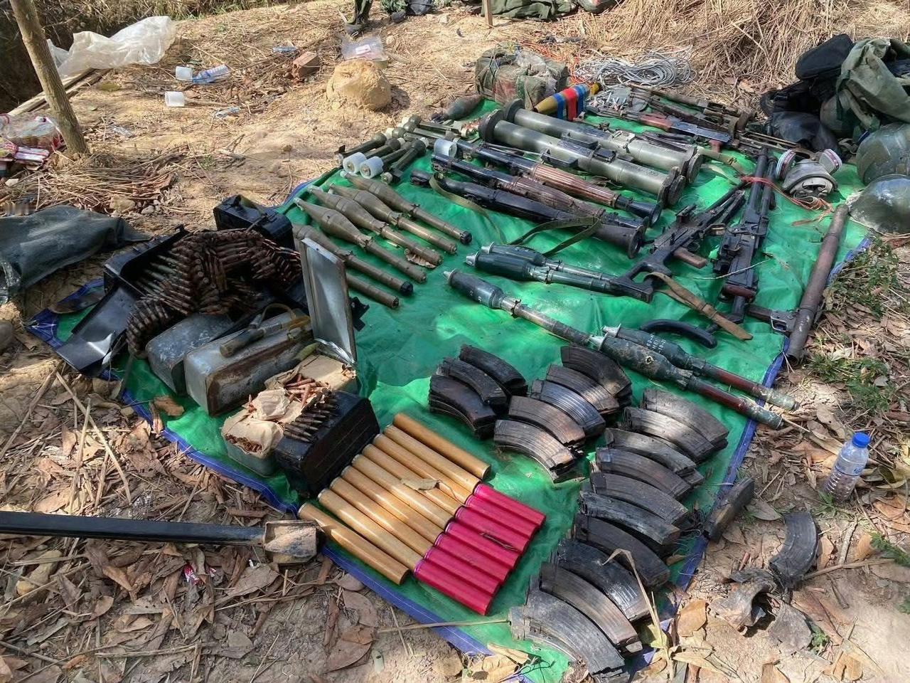 柬埔寨丢失阵地后，被泰军缴获的装备火箭筒、手榴弹、迫击炮弹、地雷、防弹衣、头盔
