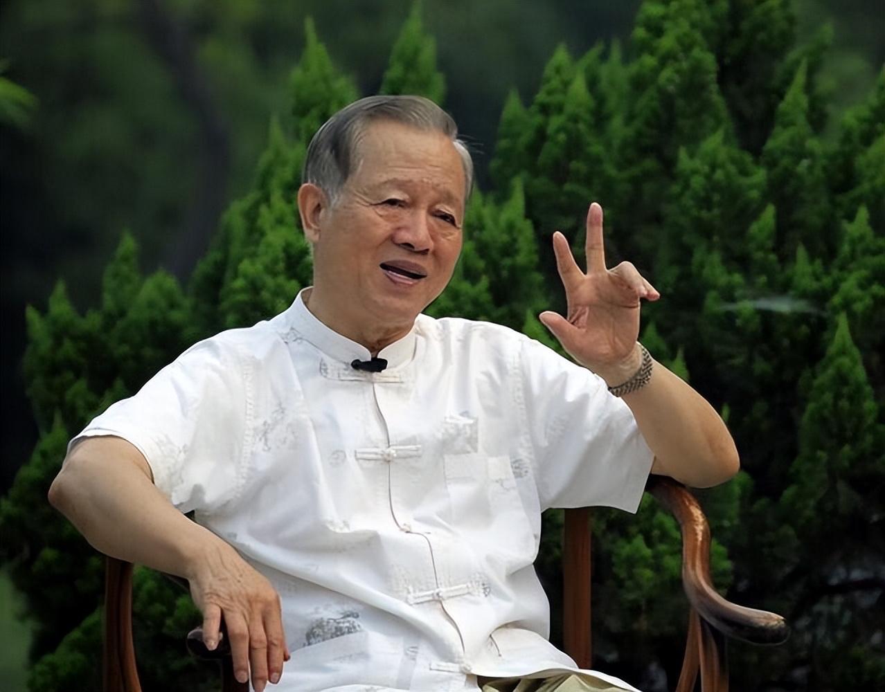 曾仕强有段话，说得很透：​“永远不要在谈话中自贬，不要说自己身体不好、长得不行、