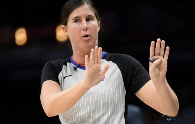 这个女裁判又挨骂了！今天火箭加时不敌掘金的比赛赛后，主教练乌度卡在接受媒体采