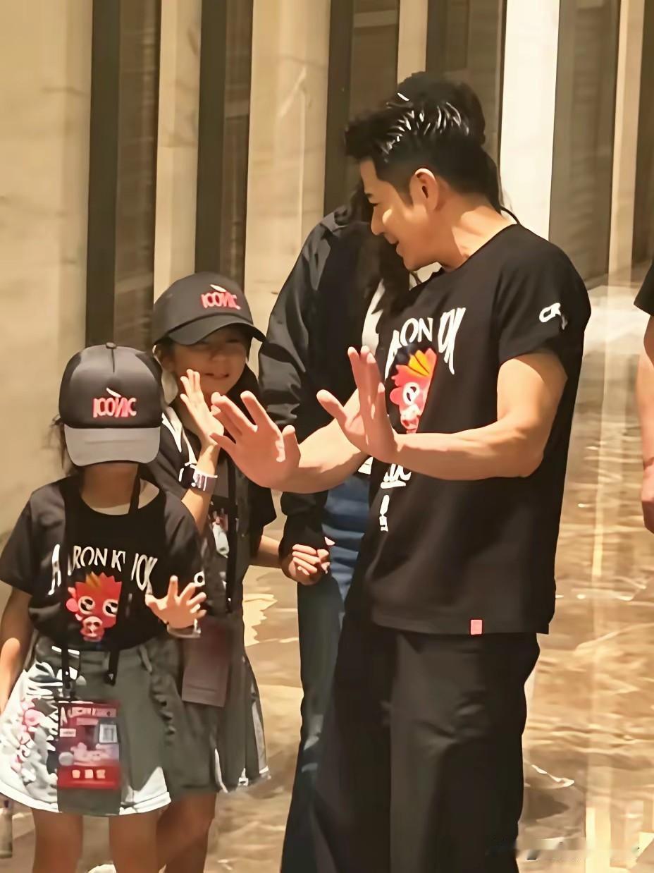 郭富城怎么可以这样！已经三个女儿的郭富城也太有爱了，在外面都会逗女儿们，女儿们也