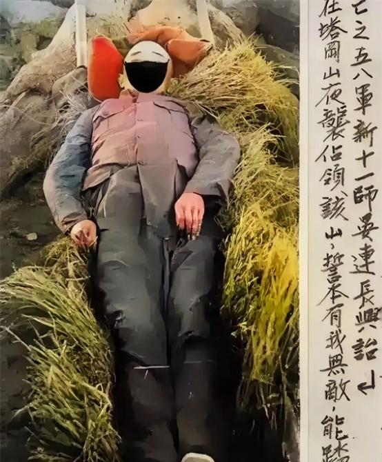 1939年在江西拍摄的照片，照片中躺在草堆上的是在夜袭塔岗山战斗中不幸牺牲的晏兴