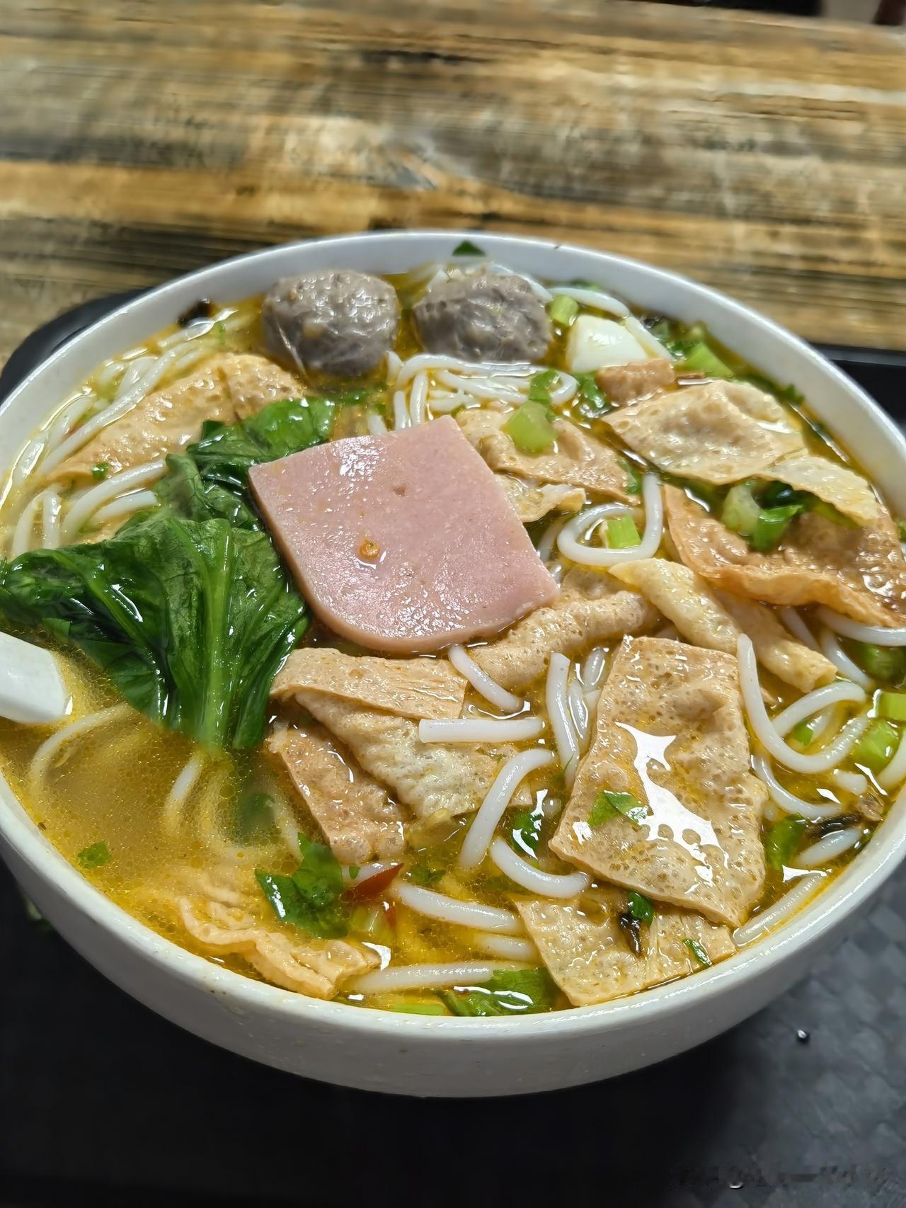 时隔半年又来吃粉了，还是熟悉的味道。老板生意越来越好了，人比之前多了不少。吃了好