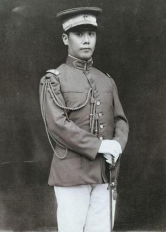 1946年，袁世凯的嫡长子袁克定流落街头，靠着老仆人捡来的白菜帮子和窝窝头充饥，