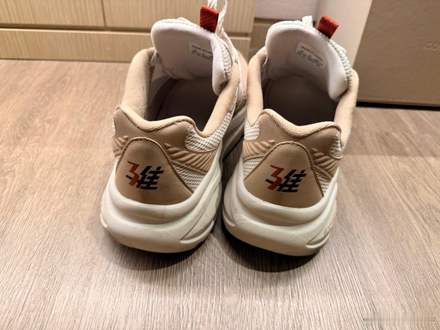 这是我最近买的最失败的一双鞋约基奇的361跑鞋真的脚感不错但是怎么都能