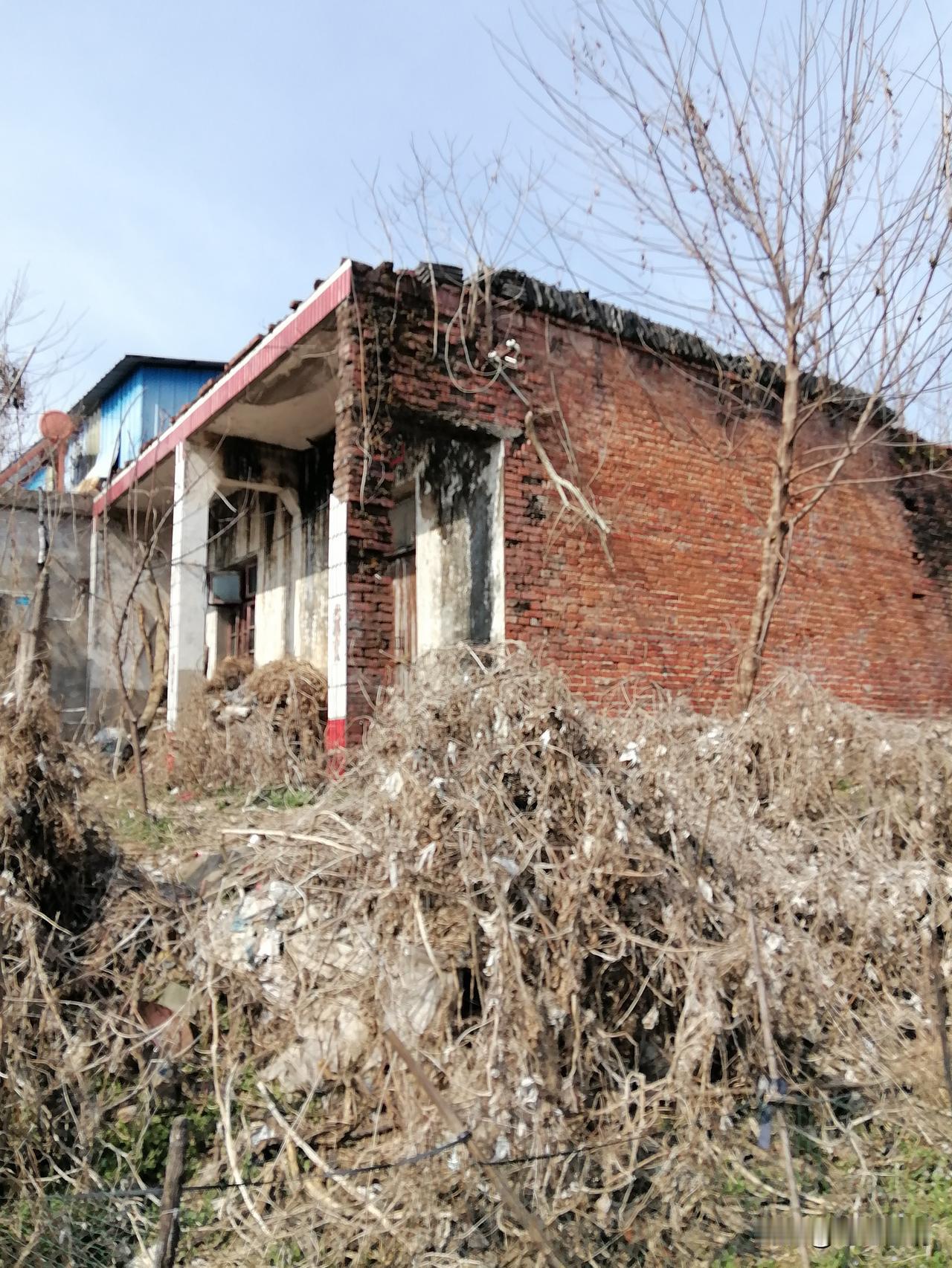 当下经济形势不佳，一个重要原因便是“与民争利”。通俗来讲，就是自己已有饭有菜，就