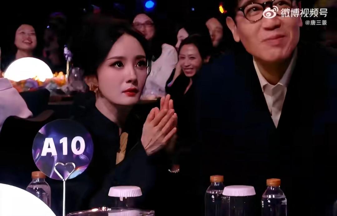 谁懂杨幂的reaction有多绝！于和伟领奖她萌翻了谁的注意力全被杨幂带偏