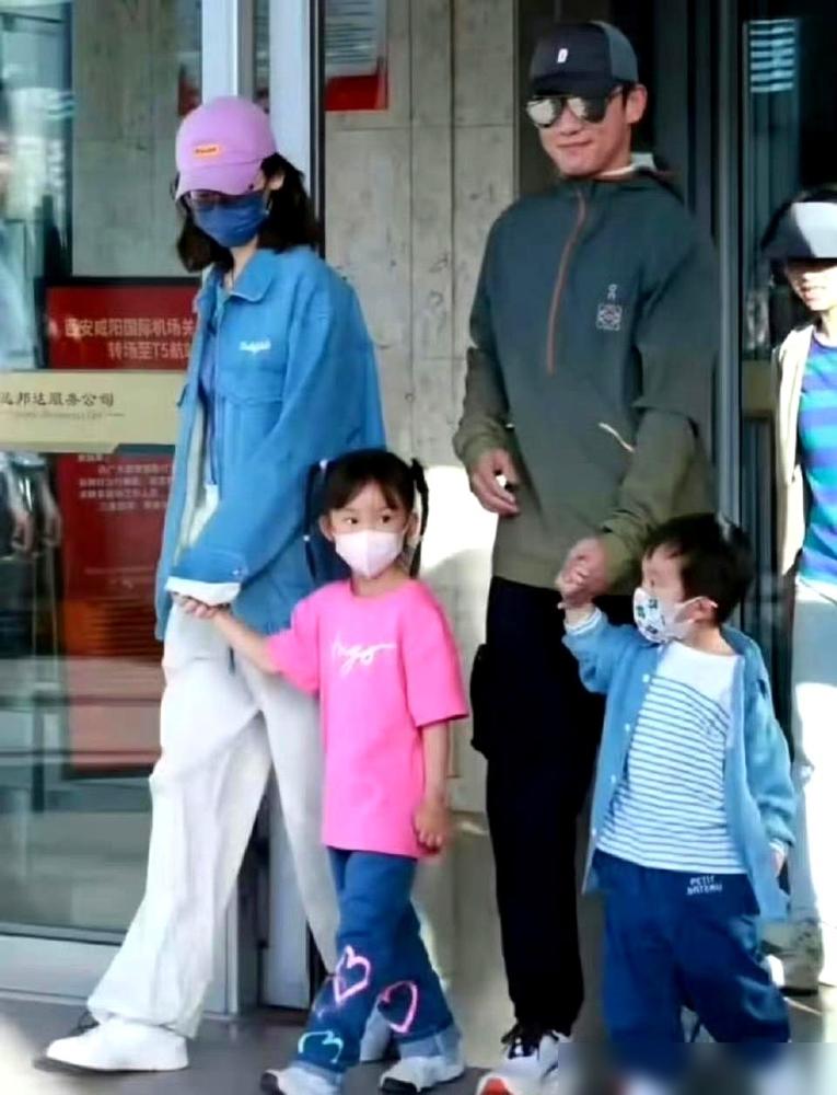 郑恺苗苗的三胎，这回彻底实锤了。刚刷到他们的巴厘岛度假vlog，一家五口连岳