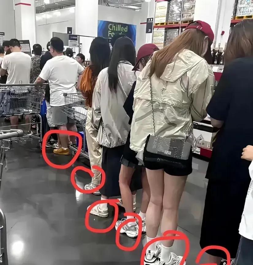 大夏天的，这样穿法，不捂脚吗。