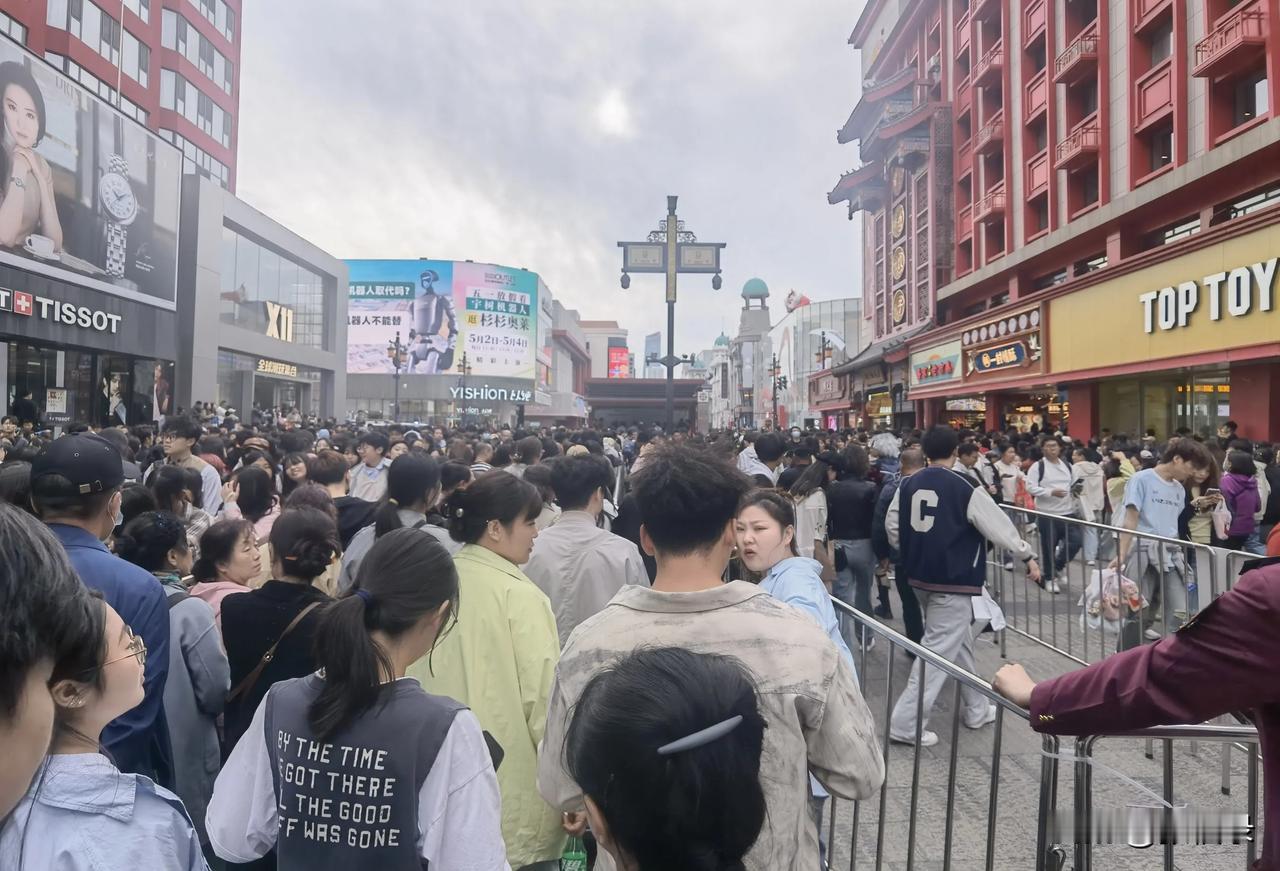 沈阳中街挤爆了。