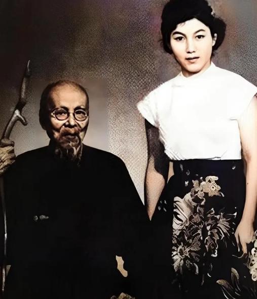 1952年，已经快90岁的齐白石，不知哪里来的力气，一把将25岁的新凤霞拉进一个
